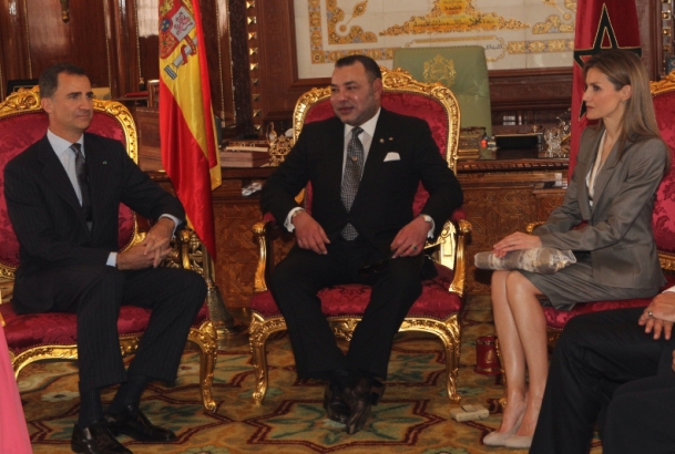 Sus Majestades los Reyes con Su Majestad el Rey Mohamed VI durante su encuentro en el Palacio Real de Rabat